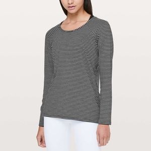 Lululemon “emerald” long sleeve tee - b/w, size 6